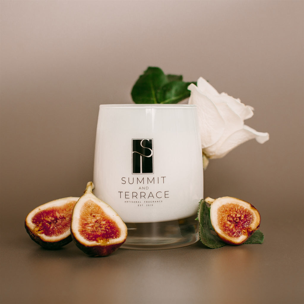 A soft, modern take on rose. Rosa e Fico blends ripe fig and sandalwood with airy rose blossom—romantic, grounding, and made to warm every room.
