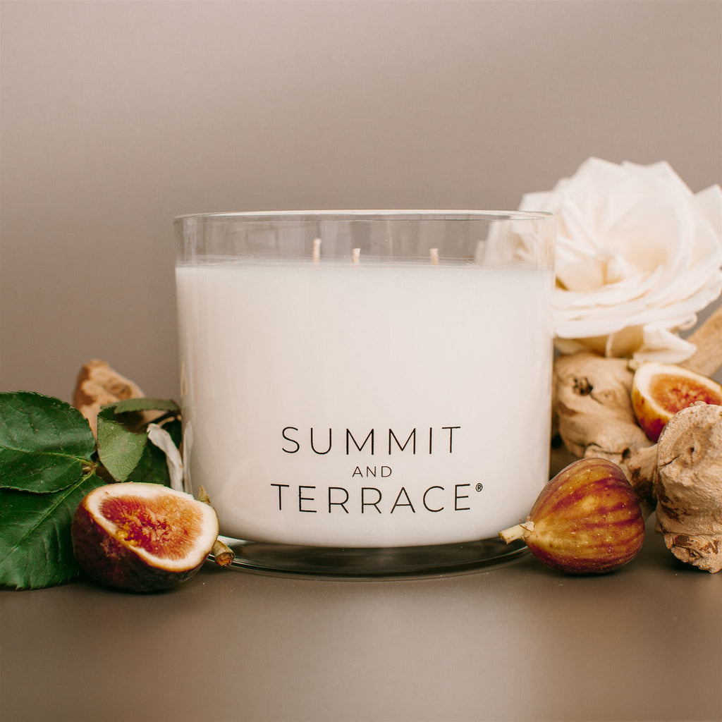 Rosa e Fico Muse Grande Candle with three wicks in glass vessel—featuring rose, fig, and sandalwood for gatherings, gifting, and open spaces.
